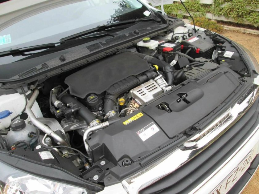 Подкапотное пространство Peugeot 308