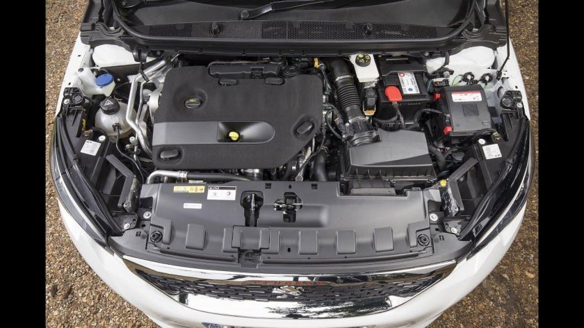 Моторный отсек Пежо 408