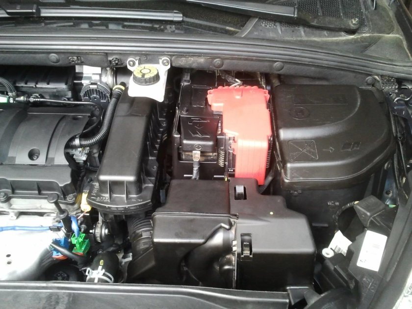 Моторный отсек Пежо 408