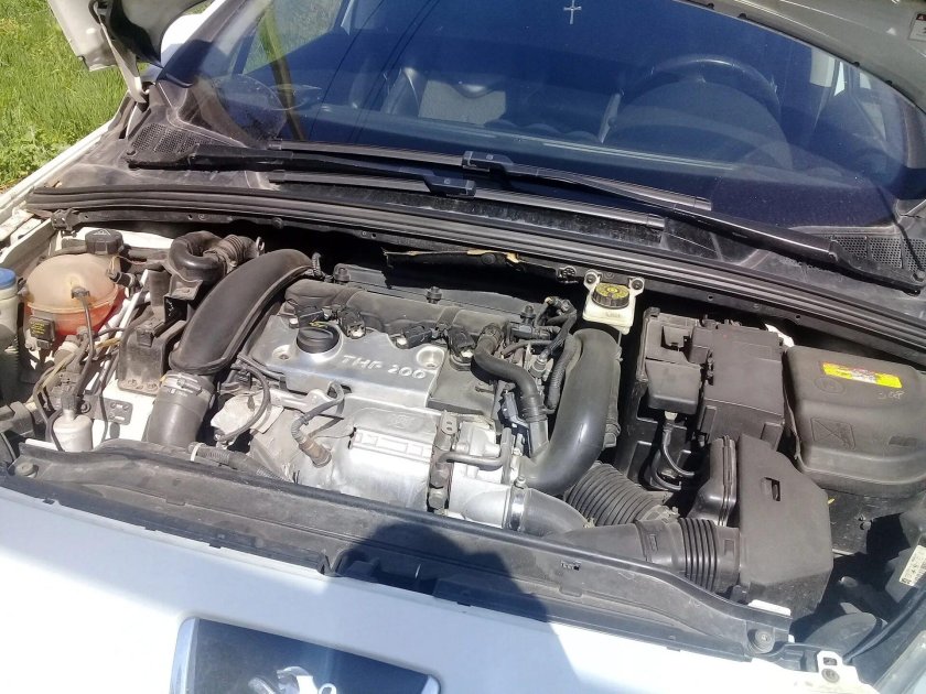 Peugeot 408 подкапотное пространство