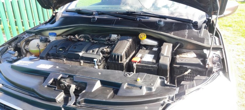 Подкапотное пространство Веста