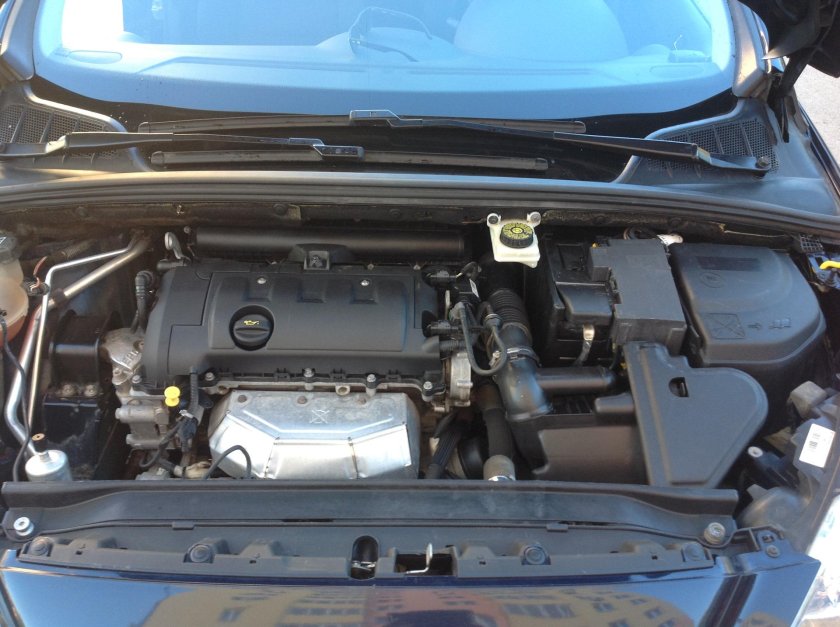 Моторный отсек Пежо 308