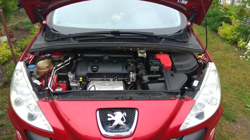 Моторный отсек Пежо 308