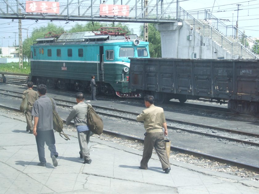 Red Flag 2000-class locomotive