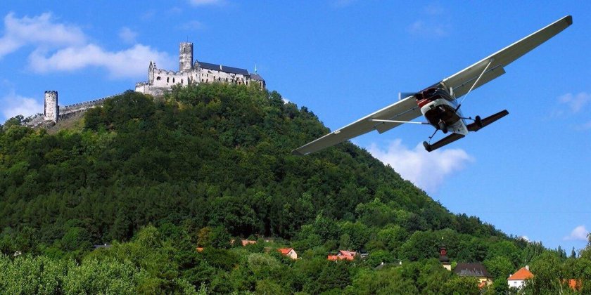 Самолет над лесом