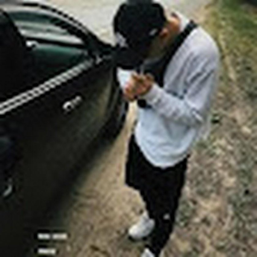 Парень с машиной бед лица