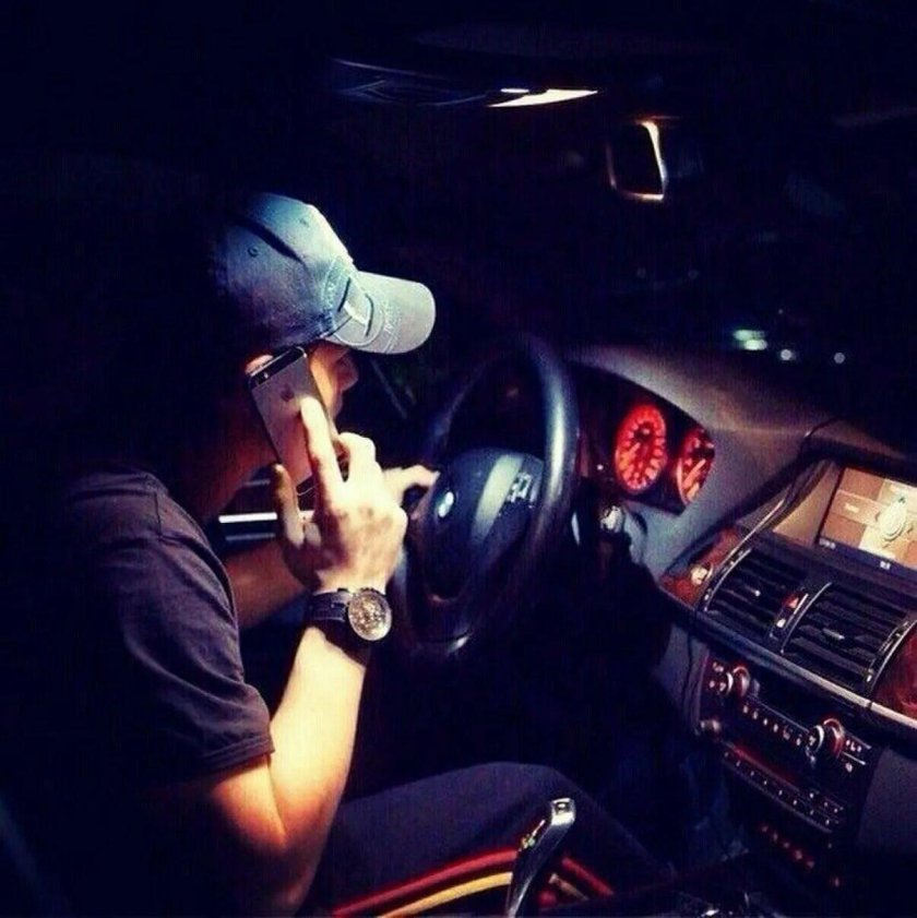 Парень с машиной бед лица