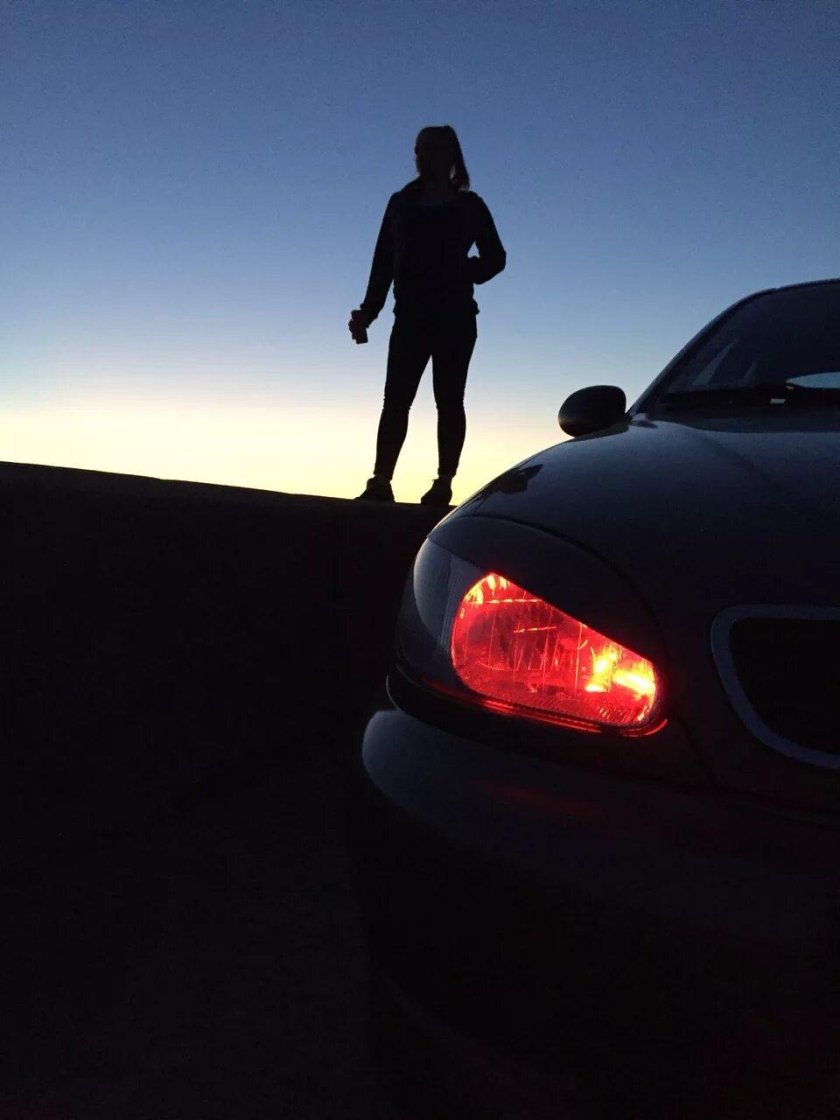 Ночью возле машины