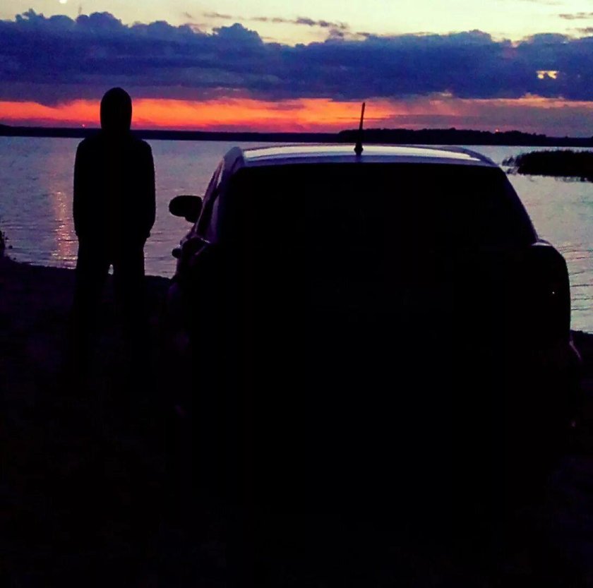 Парень с машиной на закате