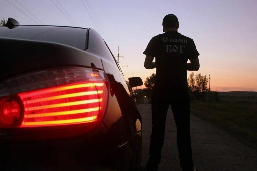 Парень около машины спиной