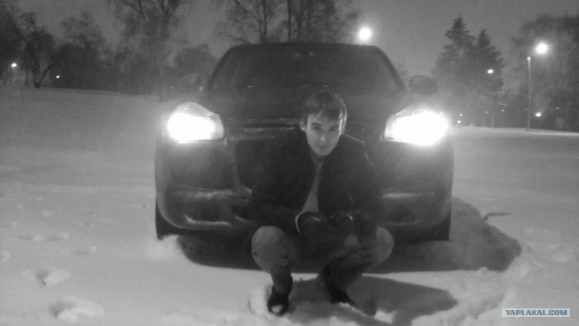 Парень возле машины зимой