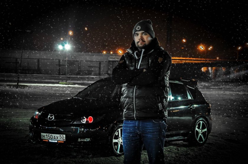 Парень с машиной зимой
