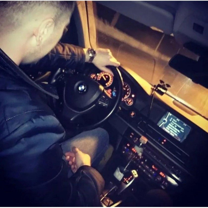 Парень в машине без л ца