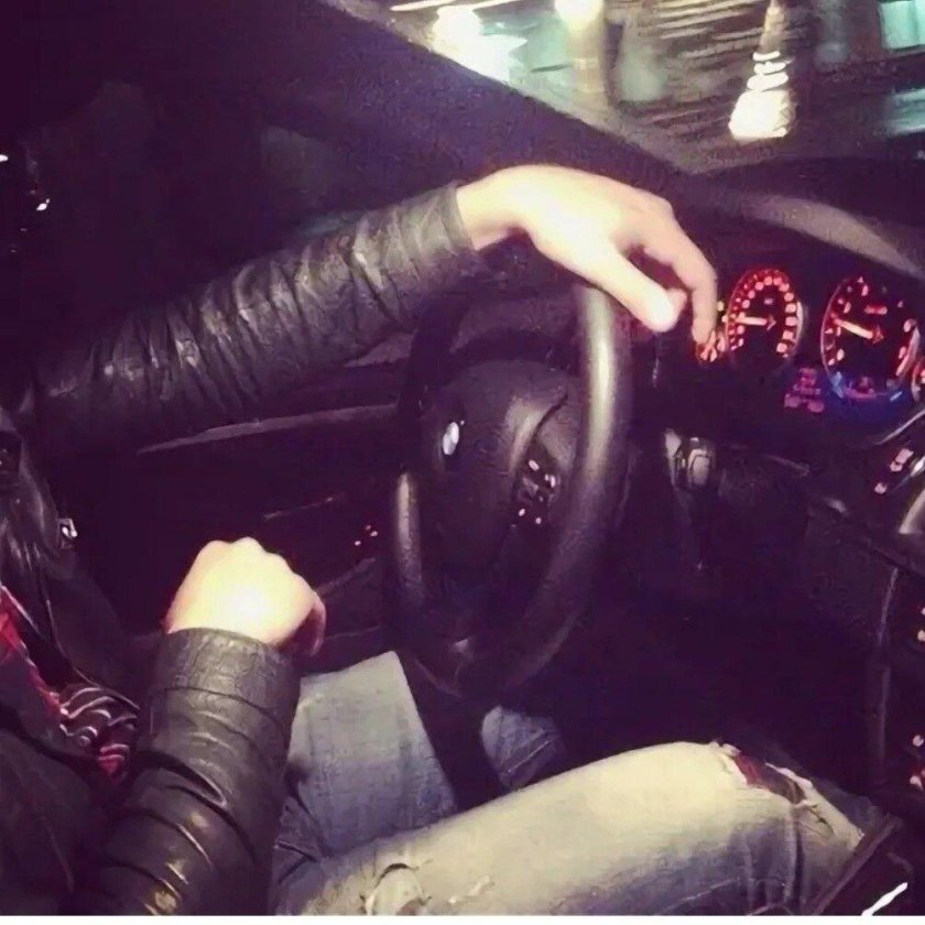 Парень с девушкой в машине