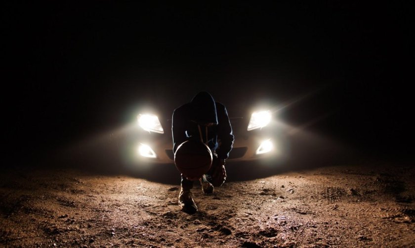 Свет фар на дороге