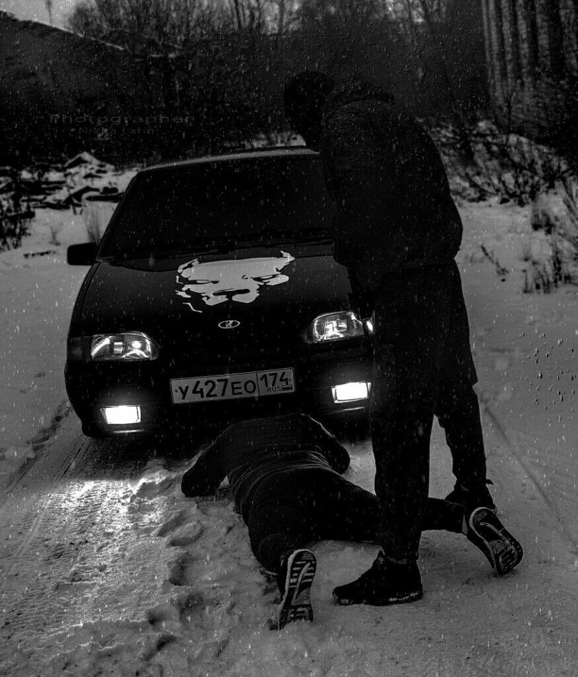 Пацаны возле машины ночью