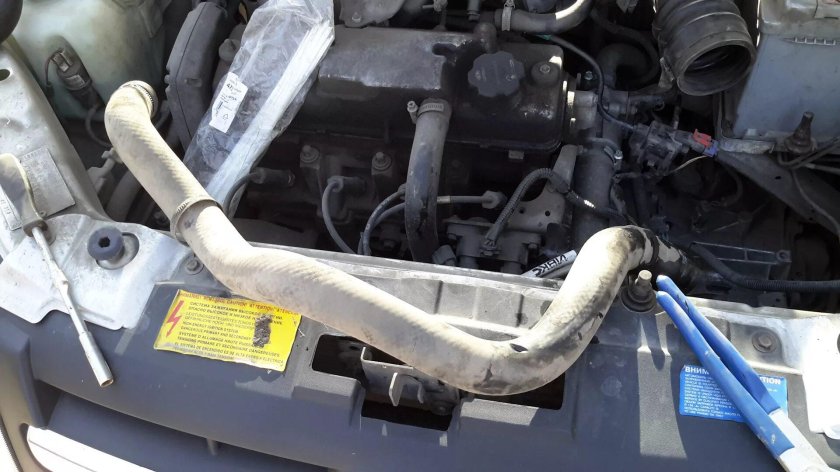 Верхний патрубок Лада Гранта