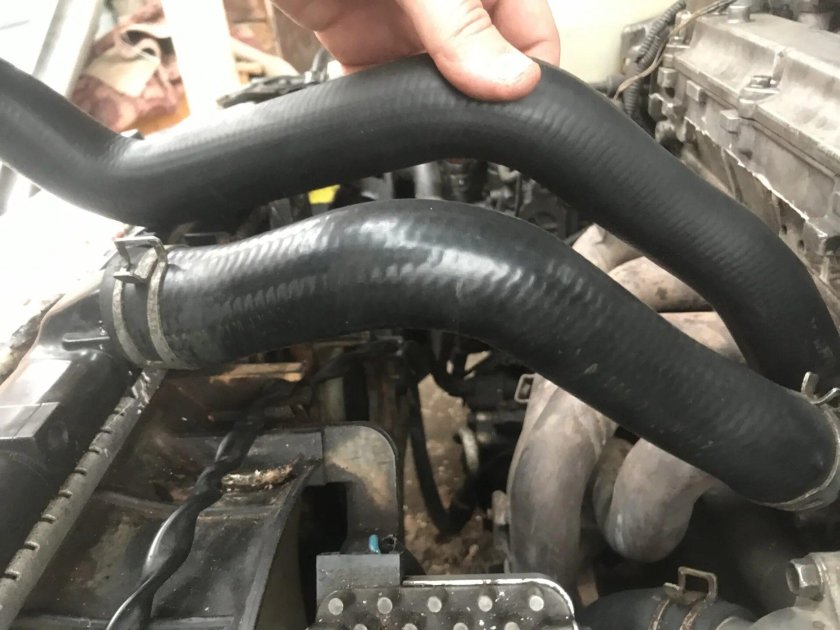 Нижний патрубок радиатора Галант 8