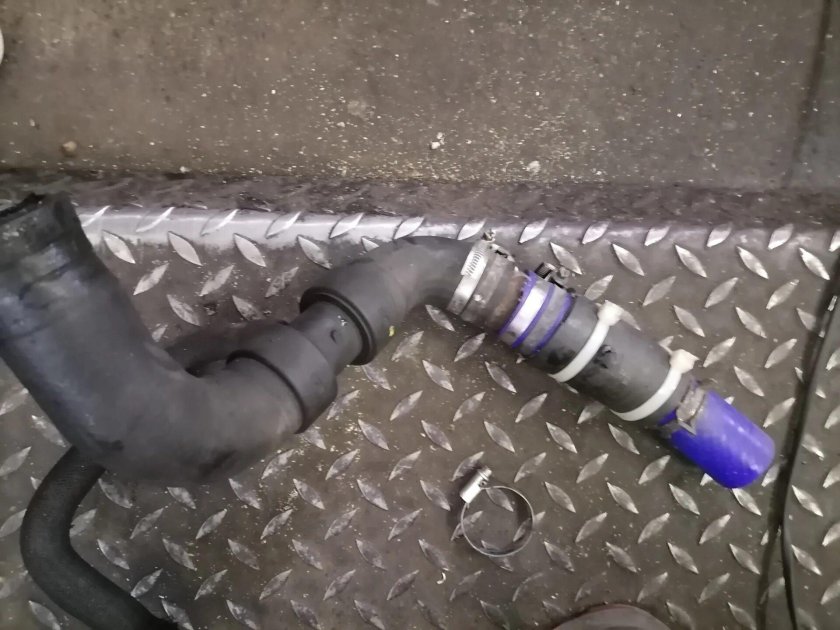 Нижний патрубок радиатора акцент