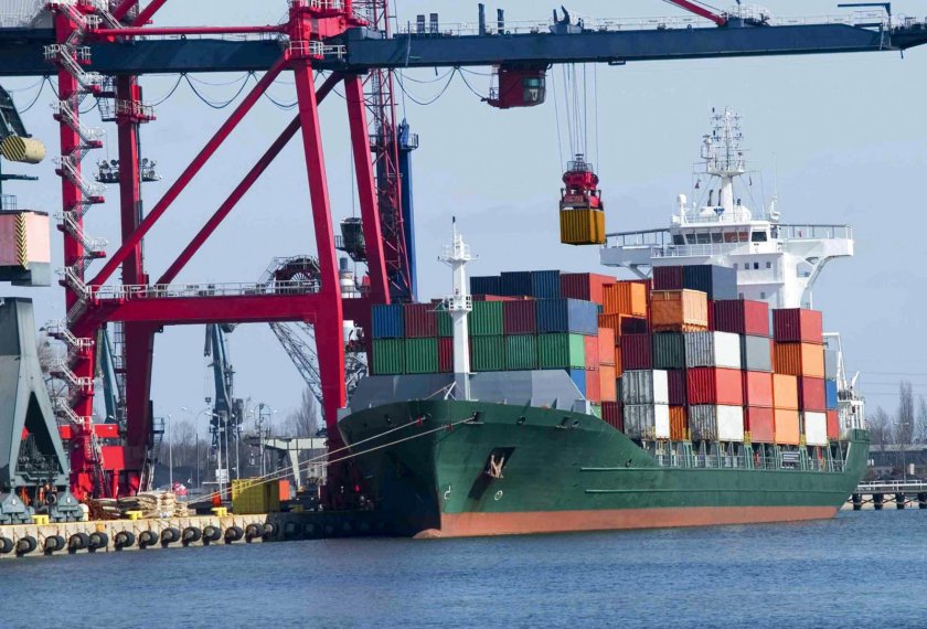 Погрузка контейнеров на судно