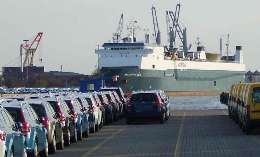 Машины в порту