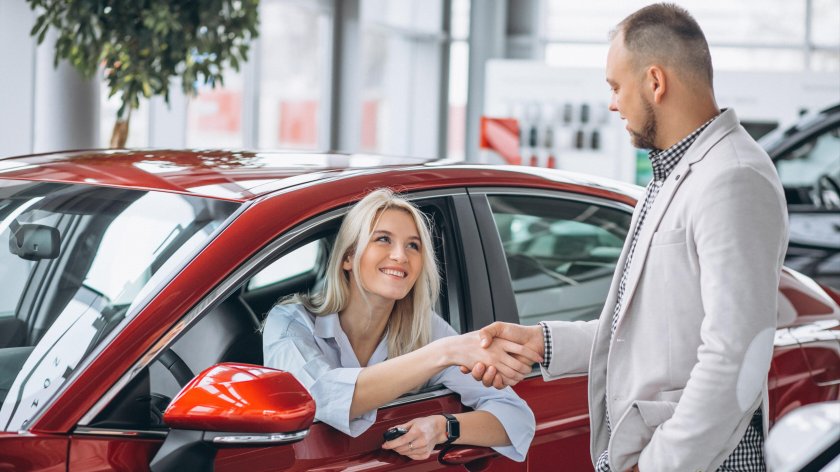 Женщина продает машину