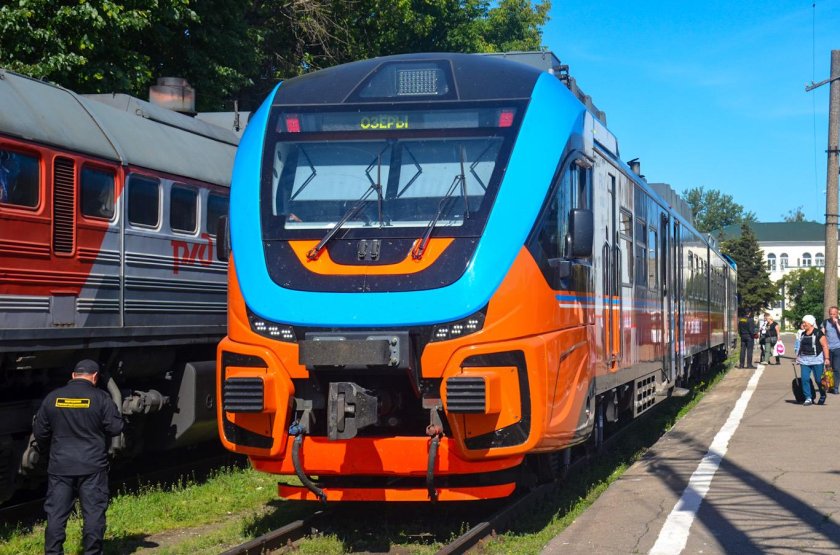 Пригородный поезд