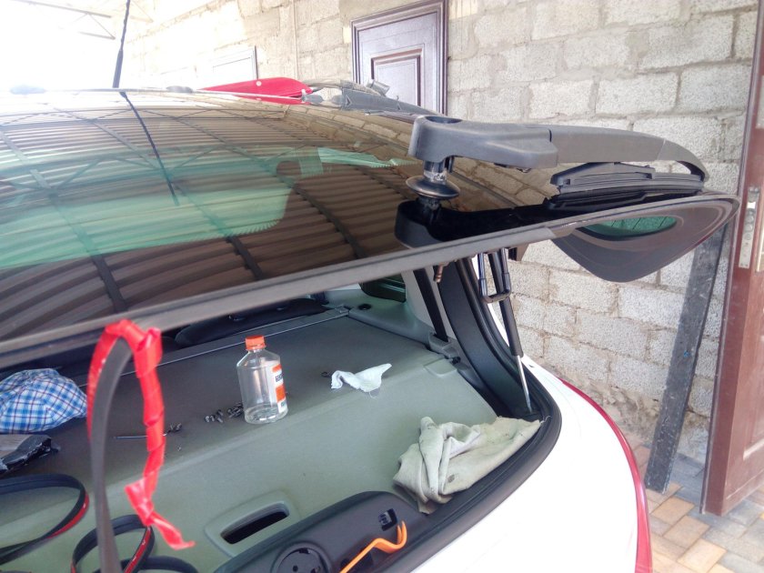 Уплотнитель заднего стекла Пежо 308