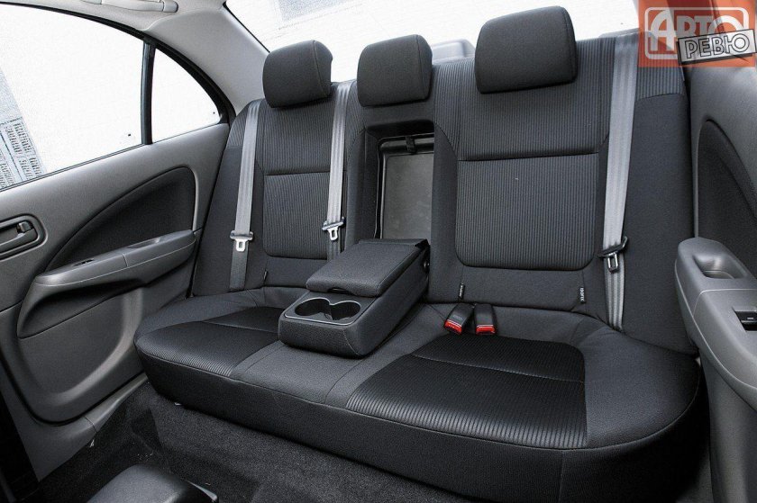 Ниссан Альмера интерьер задние сиденья