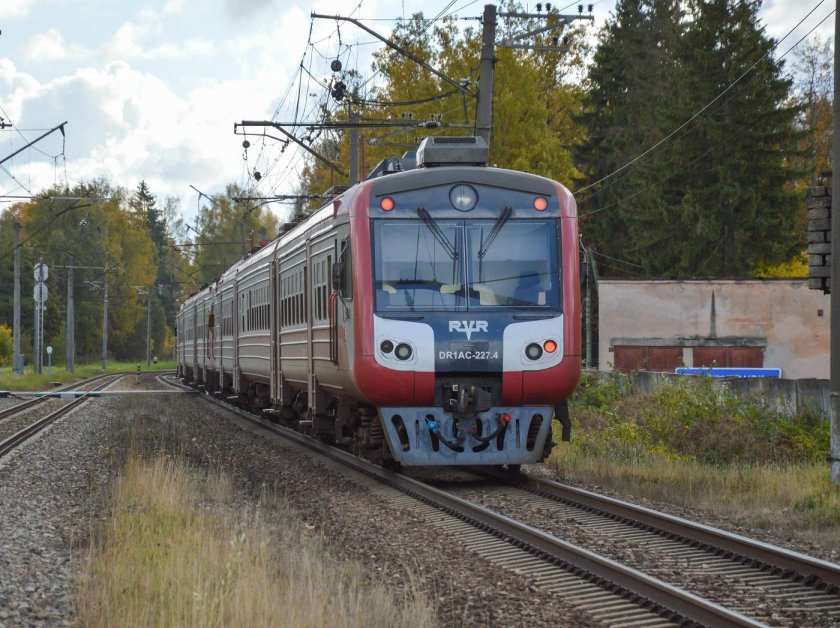 Пригородный поезд