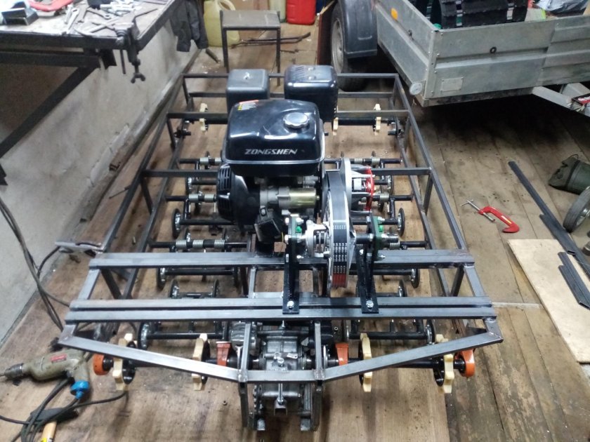 Мини бортоповоротный вездеход