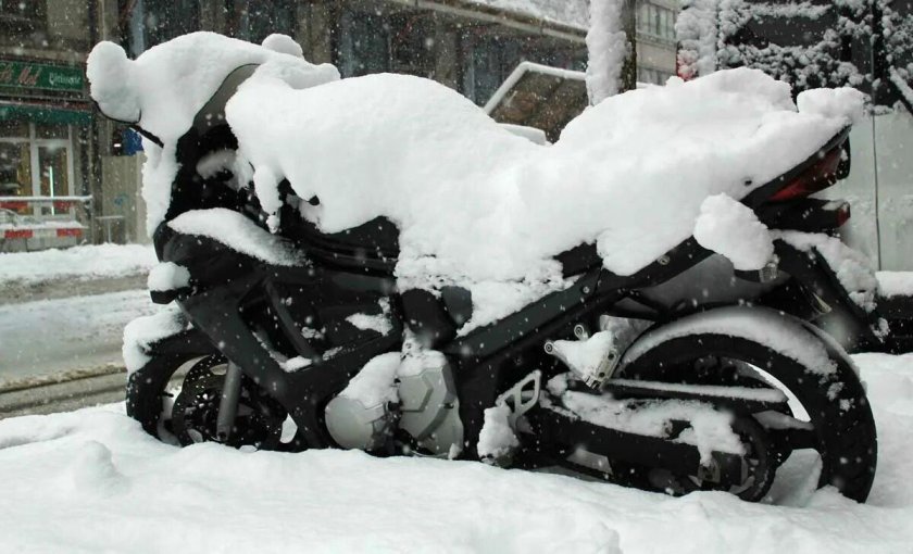 Мотоцикл в снегу