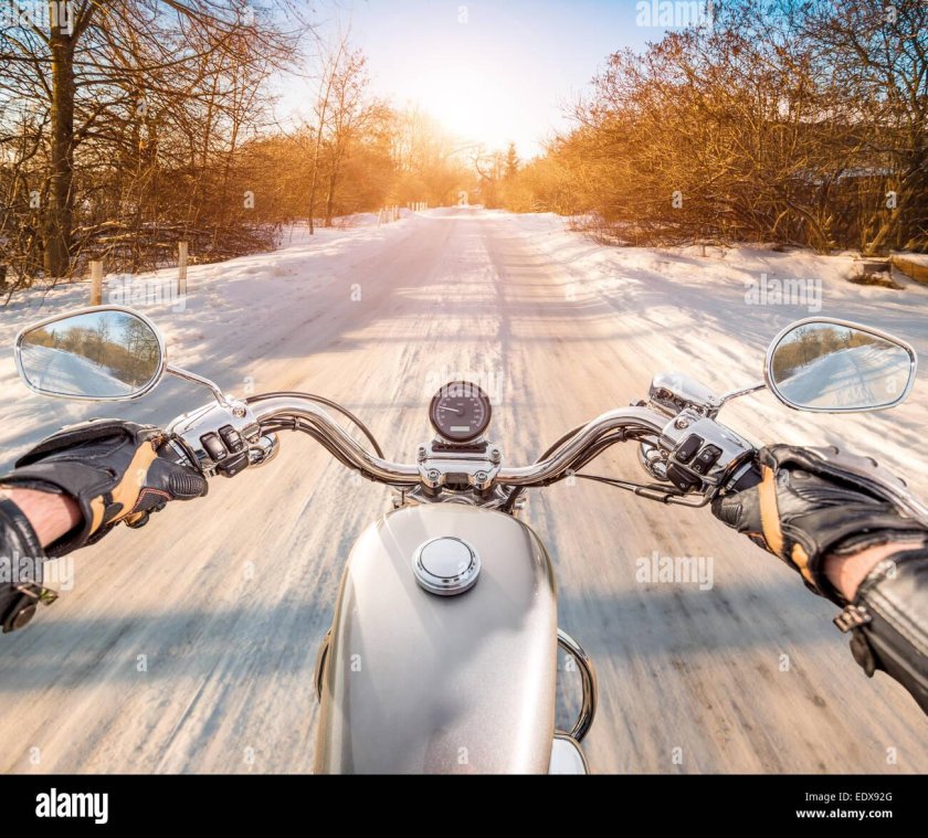 Мотоцикл в снегу