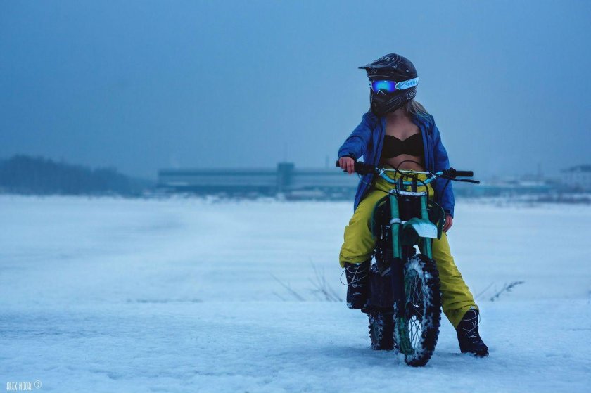 Девушка на мотоцикле зимой