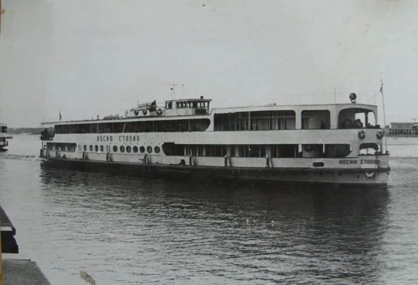 Речной теплоход Иосиф Сталин
