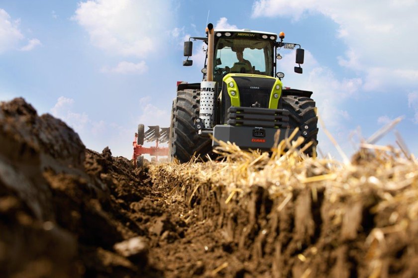 Трактор в поле