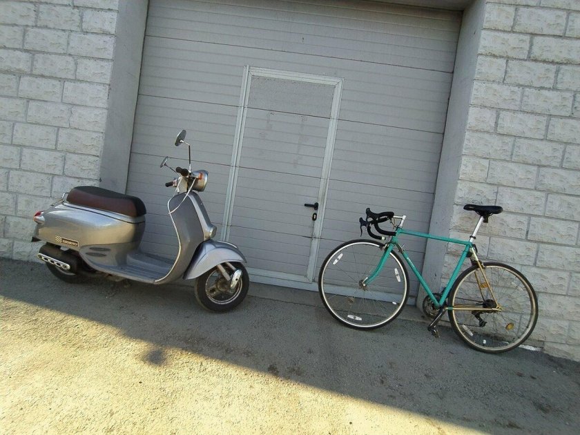 Желтый Honda giorno