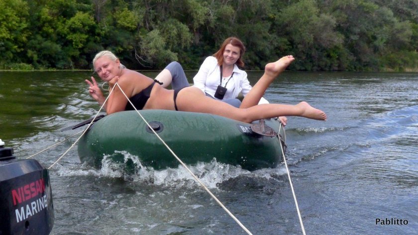 Девушка в надувной лодке