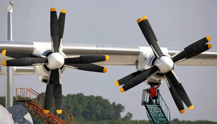 Вращающийся пропеллер самолета