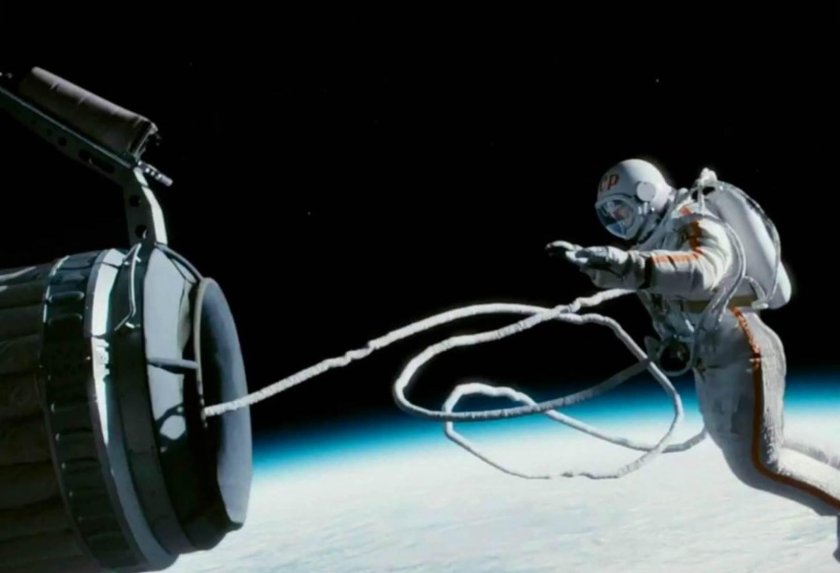 Алексей Леонов первый в открытом космосе