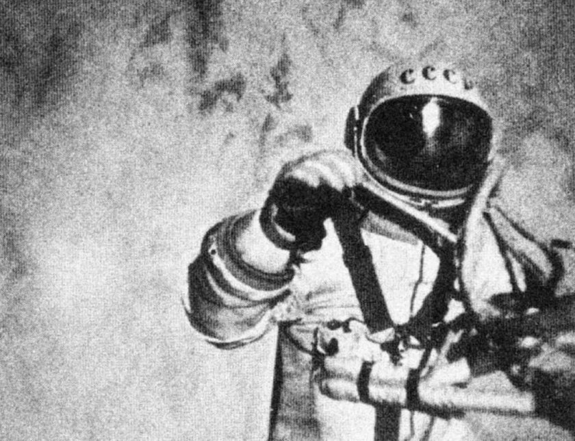 Алексей Леонов космонавт в открытом космосе