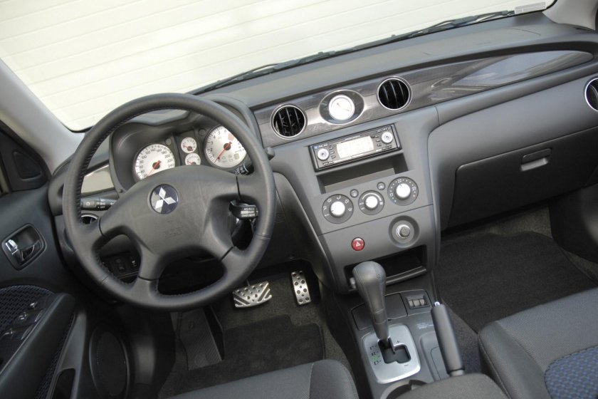 Mitsubishi Outlander 1 поколение салон