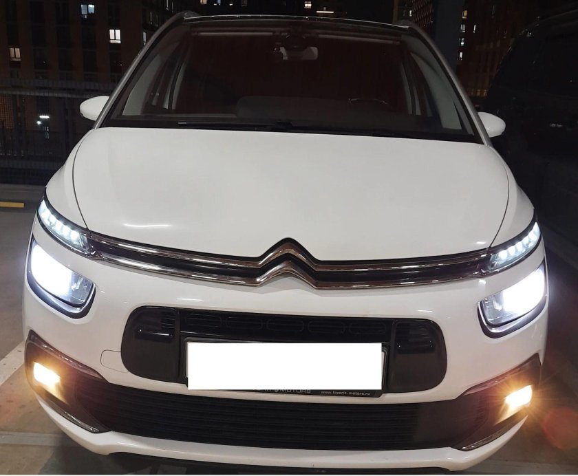 Накладка бампера на противотуманку Ситроен с4 Пикассо 2014 год