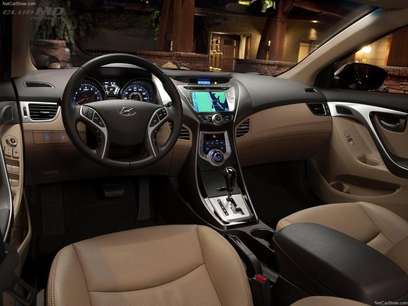 Hyundai Elantra 2011 салон