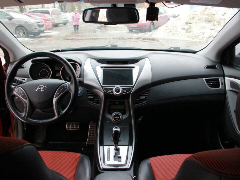 Hyundai Elantra 2012 салон