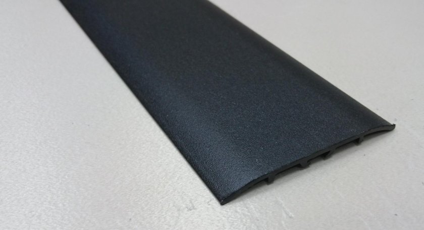 Порожек черный алюминиевый