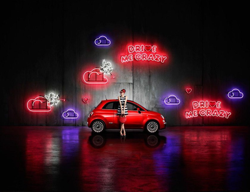 Автомобиль для рекламы красный