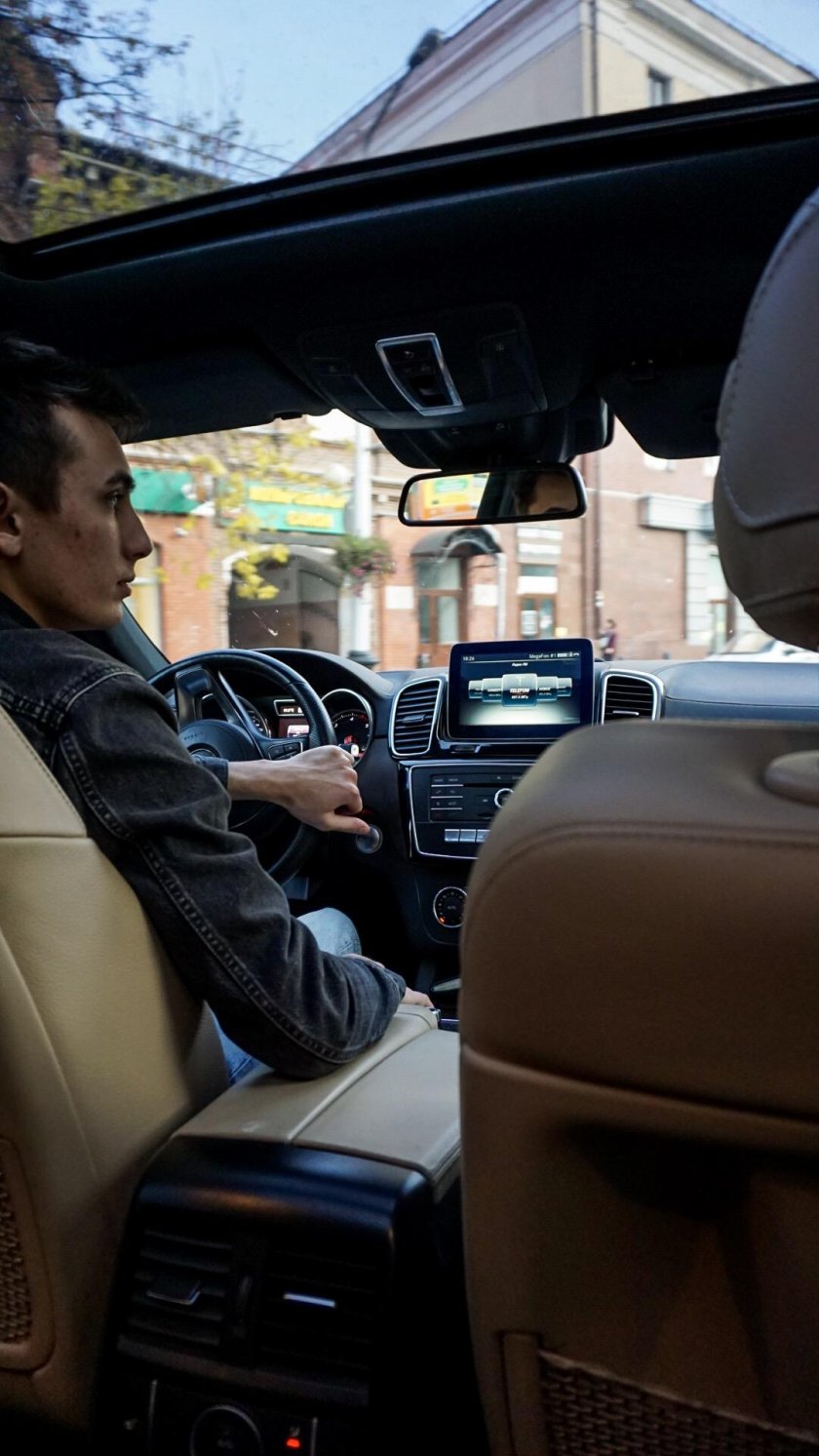 Водитель в машине