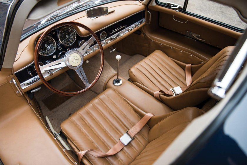 Мерседес Бенц 300 SL салон