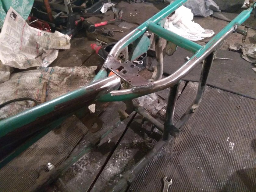 Крепление переднего сидения на м-72